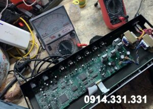 Sửa dàn âm thanh Địa chỉ sửa dàn âm thanh uy tín giá rẻ nhất ở hà nội, bạn cần sửa dàn âm thanh tại nhà để nghe nhạc trở lại bình thường. Dịch vụ sửa dàn âm thanh tại nhà Hà Nội của công ty Bách Khoa giúp bạn sửa chữa dàn âm thanh tại nhà nhanh chóng với đội ngũ thợ giỏi và giá cả hợp lý nhất. Sửa dàn âm thanh bị rè tiếng, nghẹt tiếng. Sửa Dàn âm thanh bị hỏng nguồn, bật dàn không lên gì. Sửa Dàn âm thanh bị ù, xì. Sửa Dàn âm thanh bị nghẹt, dàn chạy 2-5s tự tắt. Sửa Dàn âm thanh bị sôi,hú. Sửa Dàn âm thanh bị mất tiếng Bass hoặc thiếu tiếng Treble. Sửa Dàn âm thanh phát ra tiếng không được đều nhau. Sửa Dàn âm thanh bị chập cháy nguồn. Sửa Dàn âm thanh bị vang tiếng, lệch 1 vế. Sửa Dàn âm thanh không có tiếng, tiếng lúc có lúc mất. Sửa Dàn âm thanh bị hỏng amply, hỏng loa hoặc hỏng các thiết bị khác. - Sửa dàn âm thanh Sony - Sửa dàn âm thanh Panasonic - Sửa dàn âm thanh 5.1 - Sửa dàn âm thanh 6.1 - Sửa dàn âm thanh 7.1 - Sửa dàn âm thanh 7.2 - Sửa dàn âm thanh 8.1 - Sửa dàn âm thanh Pioneer - Sửa dàn âm thanh Denon - Sửa dàn âm thanh Samsung - Sửa dàn âm thanh Aiwa - Sửa dàn âm thanh Array - Sửa dàn âm thanh Arirang - Sửa dàn âm thanh karaoke - Sửa dàn âm thanh Accuphase - Sửa dàn âm thanh Onkyo Sửa chữa các dàn âm thanh JBL, Boss, Bose, Kenwood, Goldsound, sửa dàn Jaguar,…sửa ampli tại nhàHà Nội. - Sửa tất cả các thiết bị trong dàn âm thanh như sửa amply tại Hà Nội, sửa loa, cd, đầu đài, dàn karaoke, micro, thiết bị âm thanh,…. Gọi ngay cho chúng tôi khi bạn cần sửa chữa dàn âm thanh tại Hà Nội theo số hotline 0914-331-331. Bên cạnh đó, chúng tôi còn cung cấp dịch vụ sửa chữa amply tại Hà Nội và sửa tivi tại nhà Hà Nội.