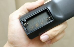 thay pin mới cho điều khiển