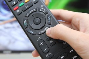 Chọn nút home trên remote để vào giao diện điều khiển của tivi