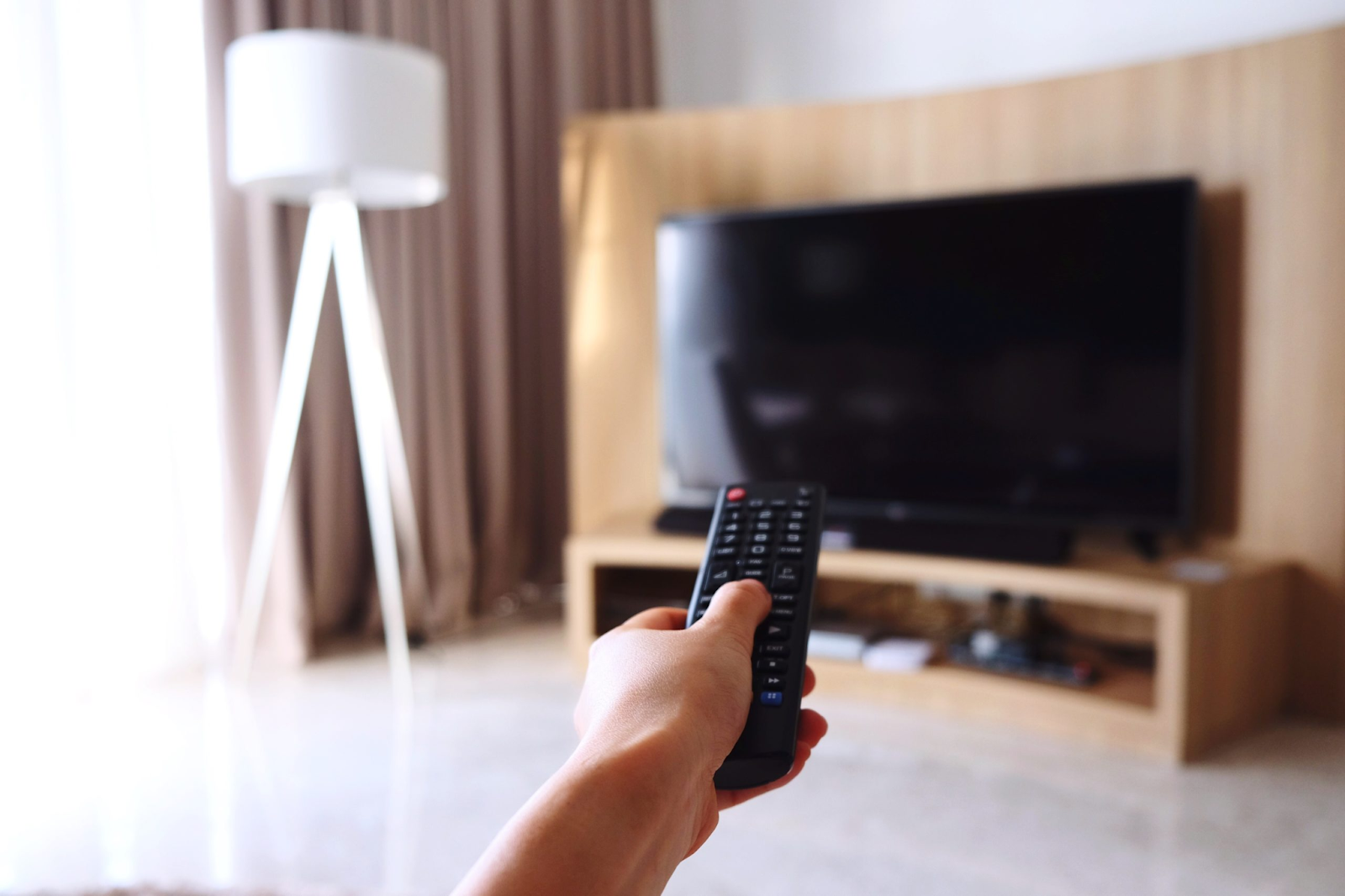 Thói quen tắt tivi bằng remote gây ảnh hưởng xấu đến nguồn điện tivi